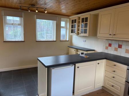 2 bedroom Terraced House to let in Heath Road, Wellington, TF1
