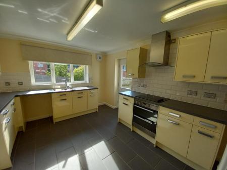 4 bedroom Detached house to let in Coleridge Close, Market Drayton, TF9