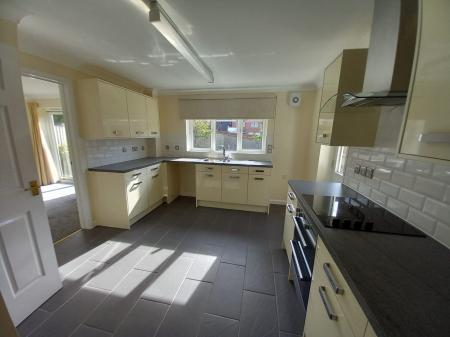 4 bedroom Detached house to let in Coleridge Close, Market Drayton, TF9