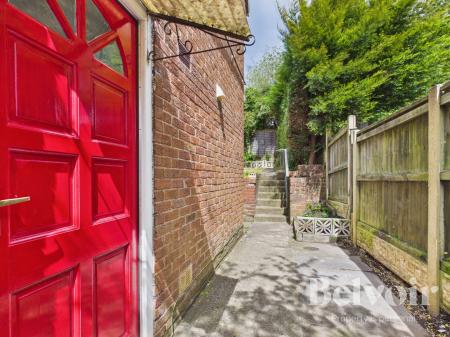 3 bedroom Flat to let in Hill Road, Overdale, Telford, TF3