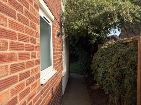 1 bedroom Flat to let in Wedgewood Crescent, Telford, TF1