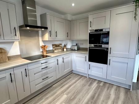 5 bedroom Detached house for sale in Lowdell Way, Desford, LE9