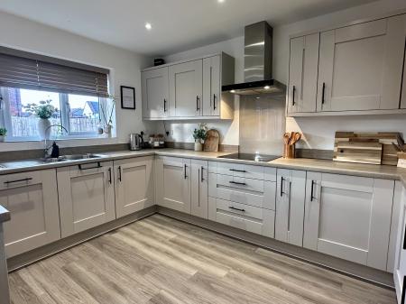 5 bedroom Detached house for sale in Lowdell Way, Desford, LE9