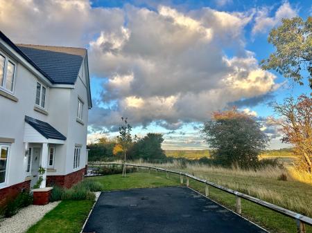 5 bedroom Detached house for sale in Lowdell Way, Desford, LE9