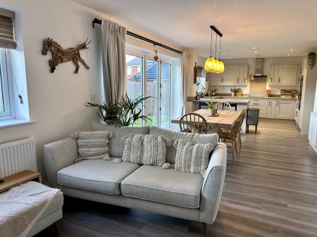 5 bedroom Detached house for sale in Lowdell Way, Desford, LE9