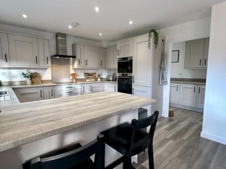 5 bedroom Detached house for sale in Lowdell Way, Desford, LE9