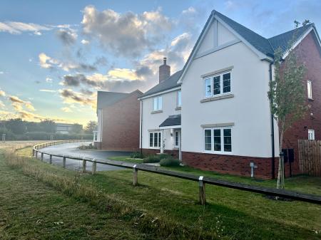 5 bedroom Detached house for sale in Lowdell Way, Desford, LE9