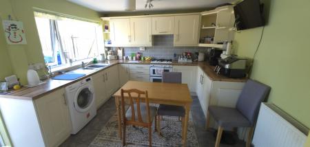 4 bedroom Semi-detached house for sale in Faringdon, Tamworth, B77