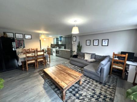 2 bedroom Flat to let in Hospital Street, Tamworth, B79