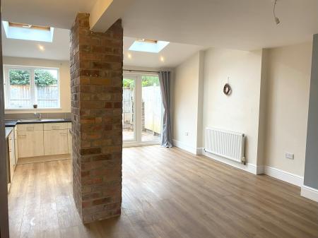 3 bedroom Semi-detached house to let in The Island, Mile Oak, B78