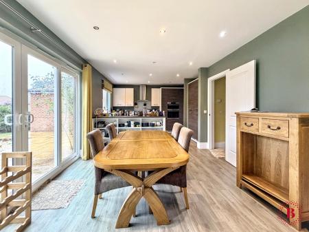 4 bedroom Detached house to let in Alstonefield Close, Amington, Tamworth, B77