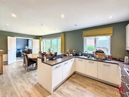 4 bedroom Detached house to let in Alstonefield Close, Amington, Tamworth, B77