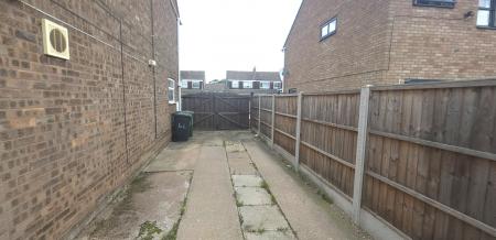 3 bedroom Semi-detached house to let in Castlehall, Tamworth, B77