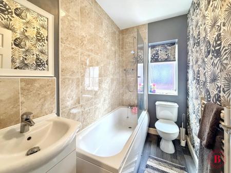 4 bedroom Detached house for sale in Tamworth Road, Kettlebrook, Tamworth, B77