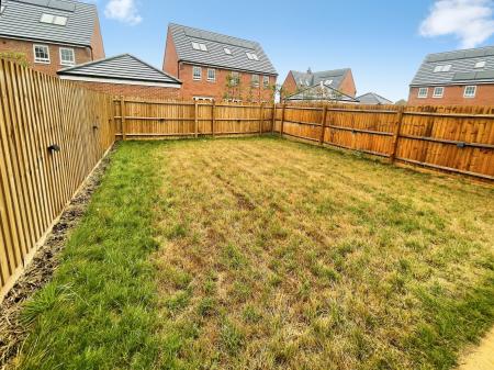 3 bedroom Town house to let in Ultramarine Close, Rugby, CV22
