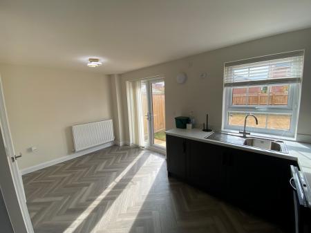 3 bedroom Town house to let in Ultramarine Close, Rugby, CV22