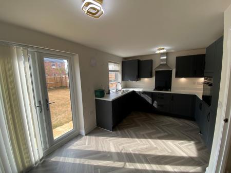 3 bedroom Town house to let in Ultramarine Close, Rugby, CV22