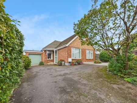 5 bedroom Detached bungalow for sale in Fairlawn Road, Tadley, RG26