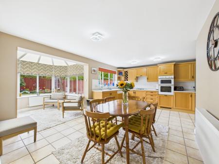 5 bedroom Detached house for sale in Farriers Close, Bramley, RG26