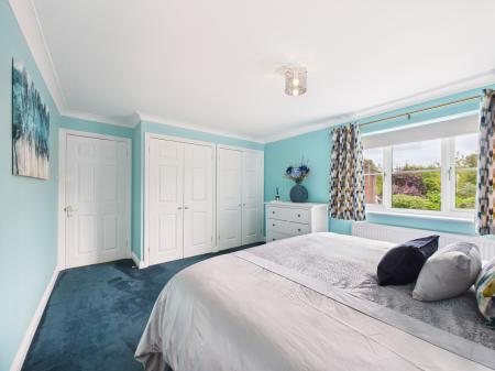 5 bedroom Detached house for sale in Farriers Close, Bramley, RG26