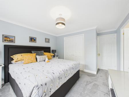 5 bedroom Detached house for sale in Farriers Close, Bramley, RG26