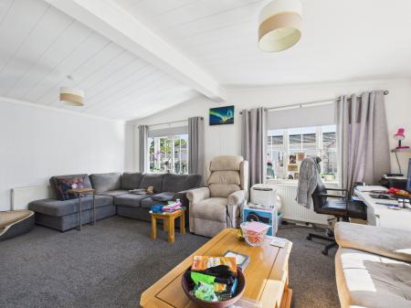 2 bedroom Park home for sale in Loddon Court Farm Park Homes, Reading, RG7