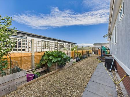 2 bedroom Park home for sale in Loddon Court Farm Park Homes, Reading, RG7