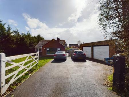 3 bedroom Detached bungalow for sale in Mount Pleasant, Tadley, RG26