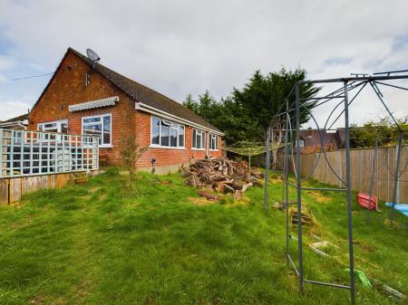 3 bedroom Detached bungalow for sale in Mount Pleasant, Tadley, RG26