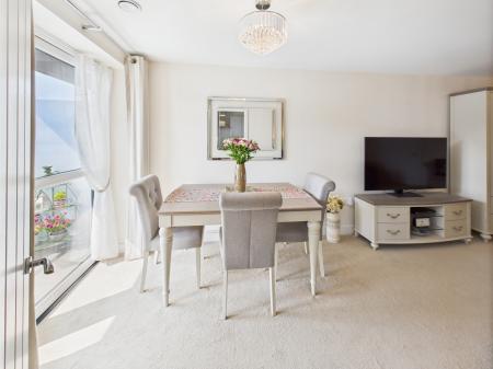 2 bedroom Flat for sale in New Road, Tadley, RG26