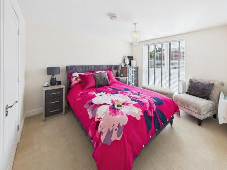 2 bedroom Flat for sale in New Road, Tadley, RG26