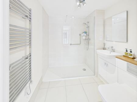 2 bedroom Flat for sale in New Road, Tadley, RG26