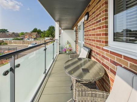 2 bedroom Flat for sale in New Road, Tadley, RG26