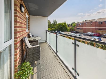 2 bedroom Flat for sale in New Road, Tadley, RG26