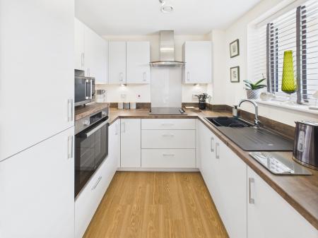 2 bedroom Flat for sale in New Road, Tadley, RG26