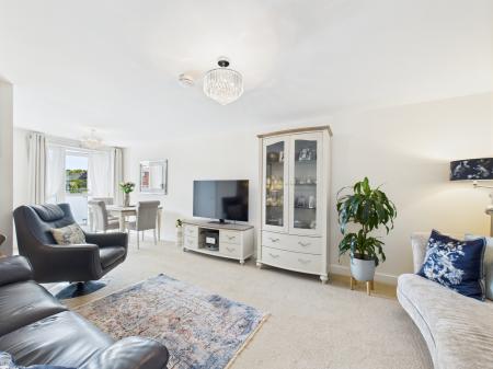 2 bedroom Flat for sale in New Road, Tadley, RG26