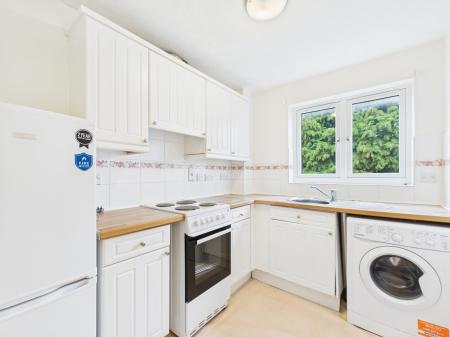 2 bedroom Flat for sale in Odette Gardens, Tadley, RG26