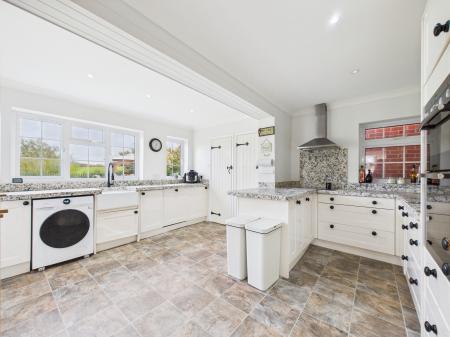 5 bedroom Detached house for sale in Reading Road, Stratfield Turgis, RG27