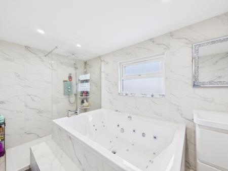 5 bedroom Detached house for sale in Reading Road, Stratfield Turgis, RG27