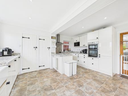 5 bedroom Detached house for sale in Reading Road, Stratfield Turgis, RG27