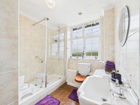 5 bedroom Detached house for sale in Reading Road, Stratfield Turgis, RG27