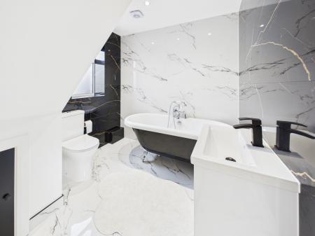 5 bedroom Detached house for sale in Reading Road, Stratfield Turgis, RG27