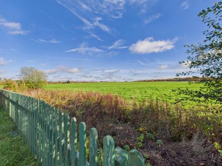 5 bedroom Detached house for sale in Reading Road, Stratfield Turgis, RG27