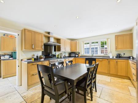 4 bedroom Detached house for sale in West Street, Tadley, RG26