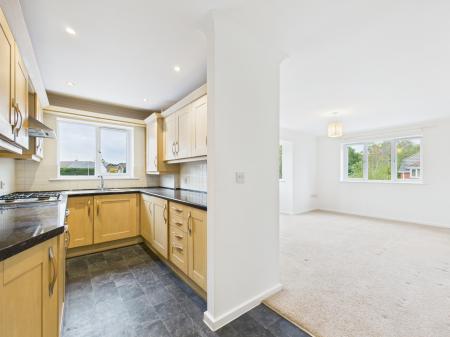 2 bedroom Flat for sale in Landseer Court, Tadley, RG26