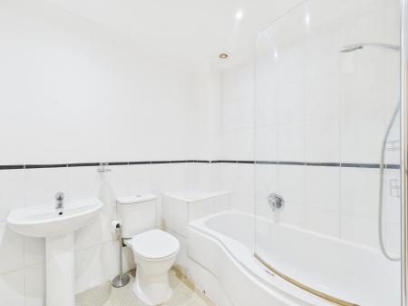 2 bedroom Flat for sale in Landseer Court, Tadley, RG26