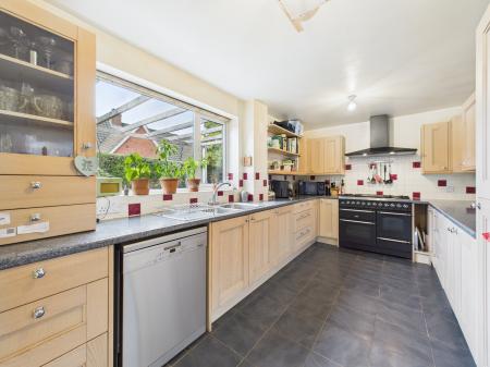 4 bedroom Detached house for sale in Oakfield Road, Tadley, RG26