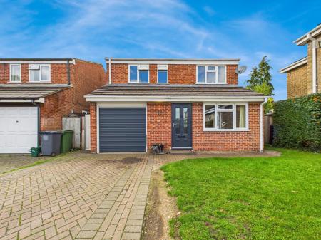 4 bedroom Detached house for sale in Oakfield Road, Tadley, RG26