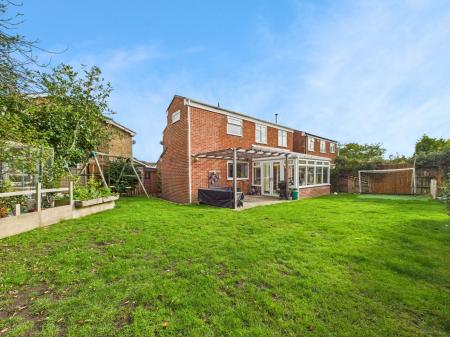 4 bedroom Detached house for sale in Oakfield Road, Tadley, RG26