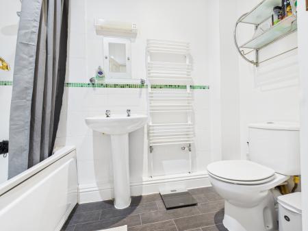 2 bedroom Flat for sale in Heath End Road, Tadley, RG26